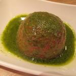 赤白 - 丸ごとトマトのあっさりコンソメ煮ジェノヴェーゼソース