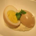 赤白 - ボイルドエッグのコンソメ煮ハーブ入りスモークサーモンソース