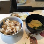 梅の花 - 選択料理、私の松茸ご飯と湯葉吸物、漬物まで味に抜かり無し。(^^)