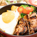 アイビアー ルサンパーム - 豚カルビのジンジャースキレット