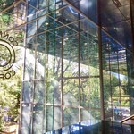 95570429 - お席右手の眺め(246の向こうは東宮御所の緑です)