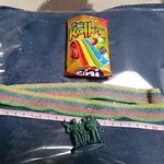 ジャングル - ロールグミ　レインボー　20g　108円　40cmくらいあります