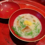 草喰 なかひがし - 白味噌の椀物。
      トウモロコシの寒天の甘味がほっこりする。
      味に癒されました♪