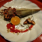 草喰 なかひがし - 秋の前菜。
      子持ち鮎の笹巻、鮎の肝のテリーヌ。
      万願寺唐辛子は熟れると赤くなるのね。。
      初めて知った(爆)
