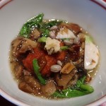 草喰 なかひがし - 生姜がきいたキノコと蕪の椀物。
      先程の小豆をdive♪