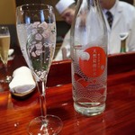 草喰 なかひがし - お酒飲むないので炭酸水。
      気分だけはシャンパン(笑)