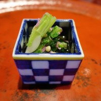 草喰 なかひがし - 菜っ葉なんだけど器と合わせて作品。
                中東さんの話術があって完成する✨