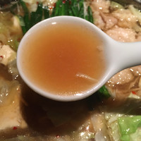 博多もつ鍋 やま中 赤坂店 - あっさり 醤油味のスープ。