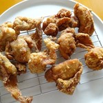 Fujiya Karaage - テイクアウトした物をリベイク用の網に載せました。左がレモン塩、右が和風