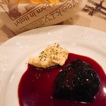 Vin.vino - 牛赤ワイン煮込み。
                      ものすごい赤ワインっぽいシッカリとした味付け！！パンが進む(笑)
                      そしてお肉もホロホロに煮込んでおり美味しい(*´∀｀)