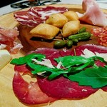 アランチーノ OSAKA - イタリア産ハム、生ハム、サラミの盛り合わせ