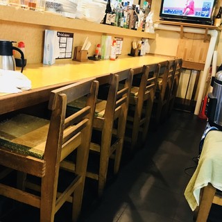お一人様でもごゆっくり◎お二人で隣り合わせでお食事も◎会話も弾むカウンター席◇