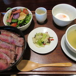 【豊後牛炭火焼きビフテキ丼　２５００円】