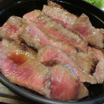 炭火で丁寧に焼かれた豊後牛は程良く脂が落ちてとっても柔らか♪