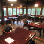 湯の岳庵 - ゆったりした空間の店内はテーブル席と個室が有ります♪