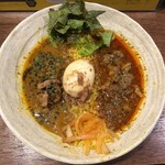 SPICY CURRY 魯珈 - 2種カレー(カロンジとアジョワンの手羽元カレー、ラム肉とカリフラワーのカレー)＋るうろう煮玉子