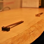 人 8888 - 料理人の手仕事を間近で堪能できるカウンター席。