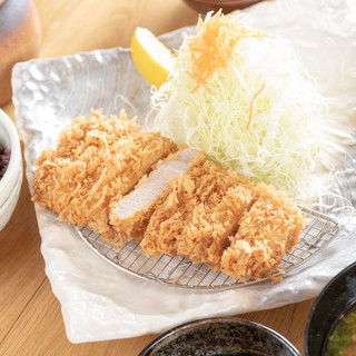 衣サクサクで肉厚が嬉しい♪宮古島で食べる、本格とんかつ専門店