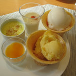 ブッフェレストラン「ブリッジ」 - サフランプリン(左上) 杏仁豆腐(上段中央) ライチアイス(右上) ココナッツミルク(左下) マンゴーアイス(右下)