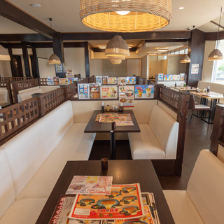 ◆全142席の広々空間◆南国風の店内で、ゆっくりとお食事を＊
