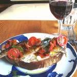 ブリコラージュ ブレッド アンド カンパニー ダイニング・カフェ - お料理に合わせて、ソムリエさんにワインを選んでいただきました。これがすごく引き立て合ったマッチングで、双方をより美味しく楽しめました。(^ー^)　秋刀魚のこのタルティーヌは、この日がラスト。1031