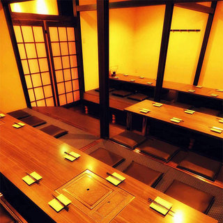 We have modern Japanese-style completely private rooms separated by sliding doors.