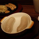 ワサファル - 皮をむいて食べるという珍しいソーセージ