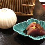 銀座 しのはら - 毛蟹の小鉢に戻りガツオの玉葱漬け。