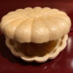 銀座 しのはら - 不思議な味わいの最中ですね。菊の御紋とは。