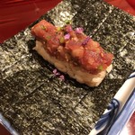 銀座 しのはら - 鮪のべったら漬けを海苔巻きで頂きます。