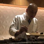 銀座 しのはら - スッポンを焼く篠原さん。真剣かつ楽しそう。