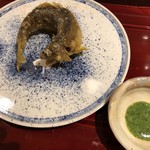 銀座 しのはら - 揚げた鮎とは驚き。蓼酢ではなく木の芽酢で頂きます。