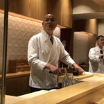 銀座 しのはら - 準備中の篠原さんとお弟子さん。律儀にもネクタイ締めてます。