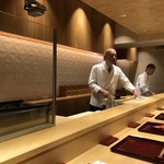 銀座 しのはら - すっきりとしたカウンター周りの設えがまた清々しい雰囲気を醸し出している。