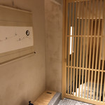 銀座 しのはら - 玄関扉を室内から見ると・・・。