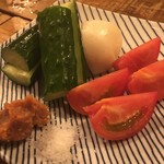 酒ト飯 イイダ - お通し(生野菜)！