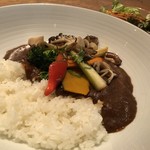 鈴懸 - ◆野菜カレーは程よい辛さで万人受けする味わい、ルーがタップリかけられているのは嬉しい。 ご飯はツヤがあり美味しい品ですが、食の細い私でも完食できる量ですので男性には物足りないかも