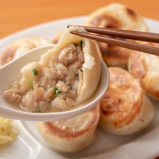 Be careful of the gravy exploding! Juicy black pork Gyoza / Dumpling with chewy outside and juicy inside