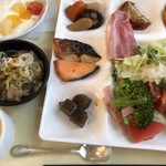 Takasaki Washinton Hoteru Puraza - 贅沢過ぎる朝ごはん。
                        サラダとシャケとクラムチャウダーが美味しかった。