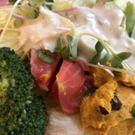 Takasaki Washinton Hoteru Puraza - ドレッシングは玉ねぎと何かのでしたが、濃厚でとても美味しかった。ドレッシングはイタリアンも有ります。