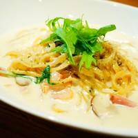 カラーズ - ベーコンとキノコのクリームソースパスタ