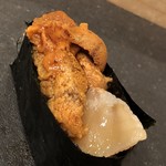 鮨 山沖 - 大間産の赤ウニ、端っこは平貝の切り身