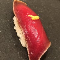 鮨 山沖 - 漬け。見目麗しい昔ながらの作法