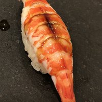 鮨 山沖 - 鞘巻き。山椒をハラリと振りかけます