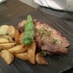 あみ☆けん - イベリコ豚のソテー 柔らかい(´Д` ) 隣のポテトもウマァ