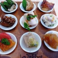 ワキヤ 一笑美茶樓 - 九つの喜び 海の幸・山の幸　香り盛り前菜・・クラゲ・甘く煮たアナゴなど9種のお料理が一口サイズで出されます。特筆すべきものはありませんが、普通に美味しい。 