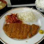 評判いいよ～ - カツ定食500円。これに小さい小鉢2品付きます。