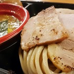 中華蕎麦 とみ田 - 13年目の濃厚豚骨魚介（麺アップ）