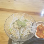 韓国家庭料理 炭火焼肉 しんちゃん - サラダ＆カクテキ