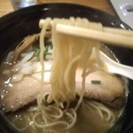 麺堂HOME - 若干黄色く透き通り細くて歯応え有り。味も絡み良い麺です。美味しい！